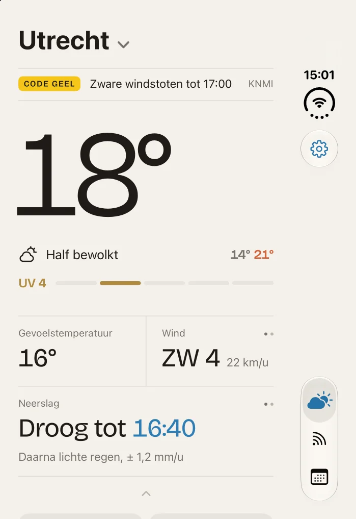 Buiencheck op het buitenscherm van de iPhone Duo: 18 graden en half bewolkt in Utrecht, code geel voor zware windstoten, droog tot 16:40